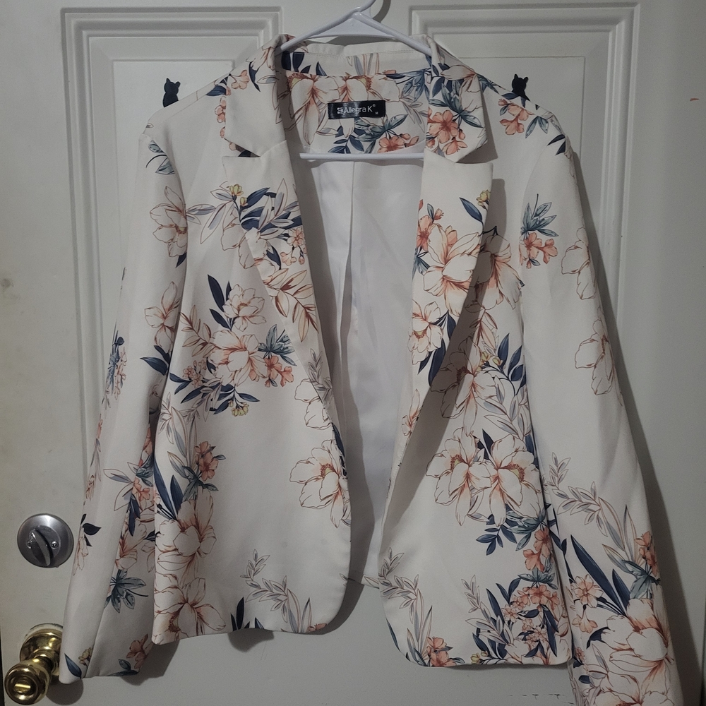 Elegant White Floral Blazer